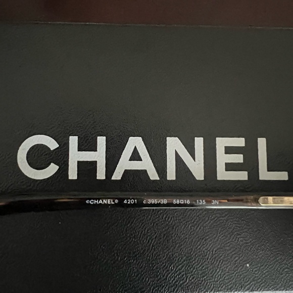 CHANEL Aviator, gold rimmed sunglasses, rare find - Picture 5 of 6